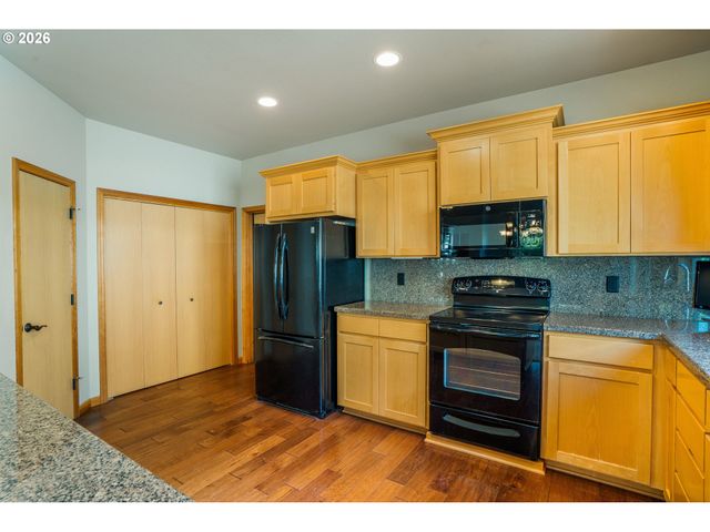 2030 LAKELAND Way, Eugene, OR 97408