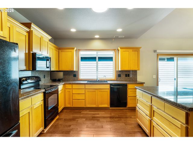 2030 LAKELAND Way, Eugene, OR 97408