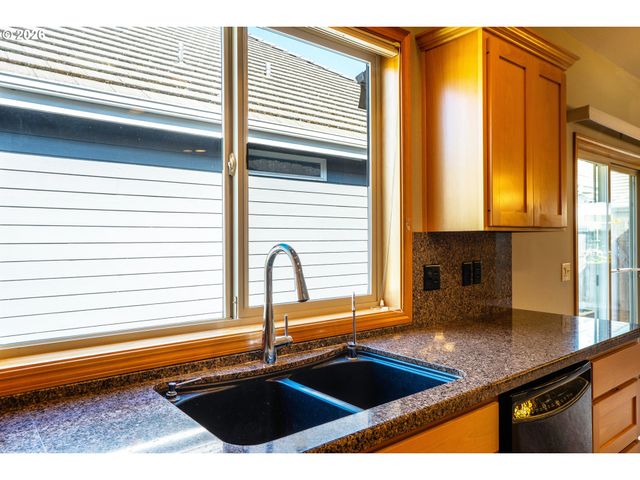 2030 LAKELAND Way, Eugene, OR 97408