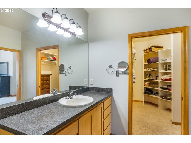 2030 LAKELAND Way, Eugene, OR 97408