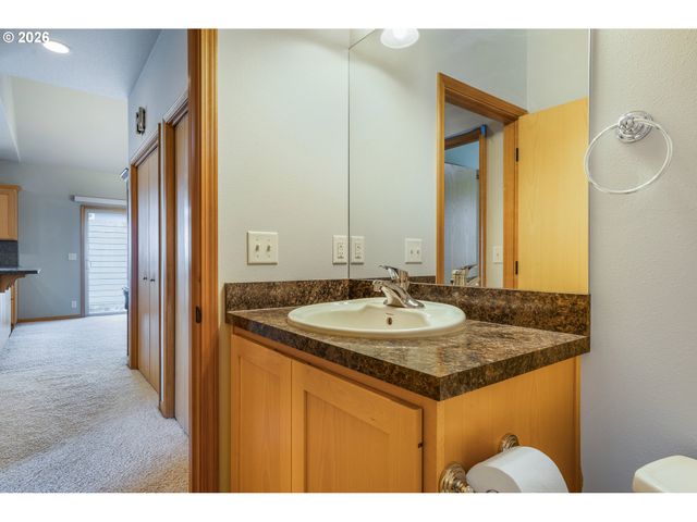 2030 LAKELAND Way, Eugene, OR 97408