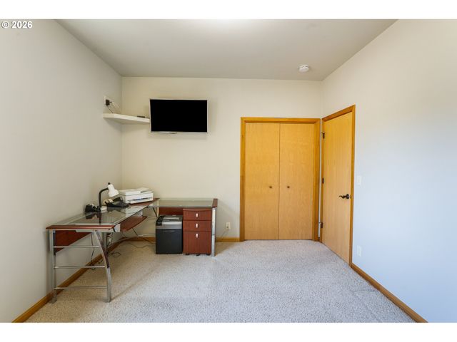 2030 LAKELAND Way, Eugene, OR 97408