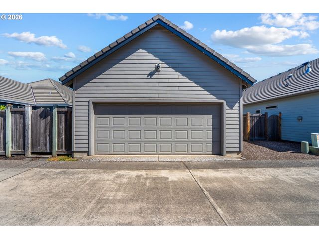 2030 LAKELAND Way, Eugene, OR 97408