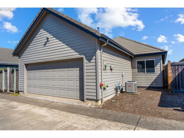 2030 LAKELAND Way, Eugene, OR 97408