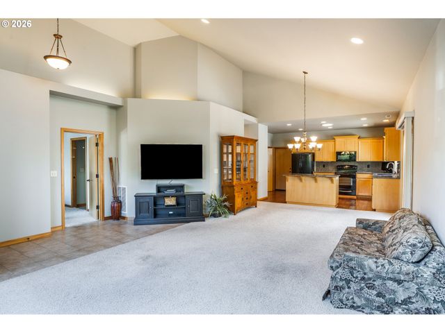 2030 LAKELAND Way, Eugene, OR 97408