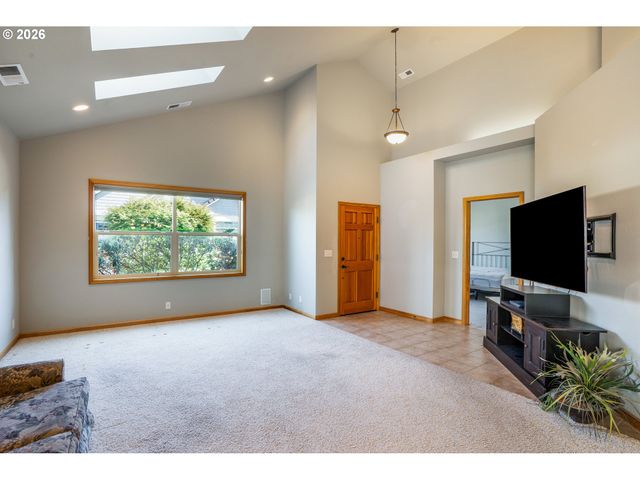 2030 LAKELAND Way, Eugene, OR 97408