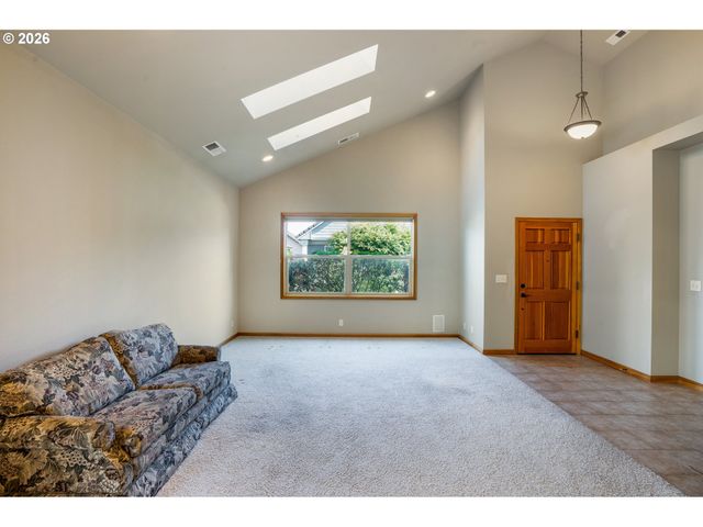 2030 LAKELAND Way, Eugene, OR 97408