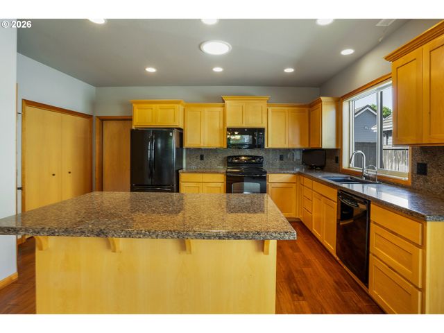 2030 LAKELAND Way, Eugene, OR 97408