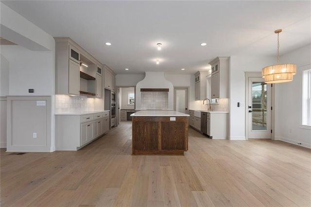 5695 Thousand Oaks Drive, Parkville, MO 64152