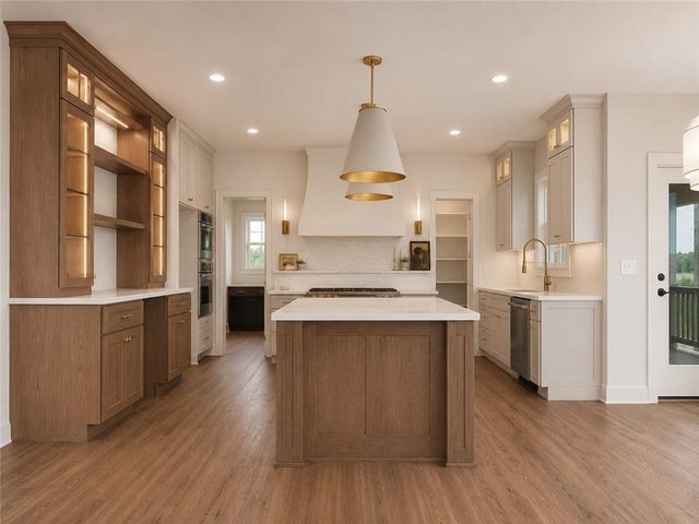 5695 Thousand Oaks Drive, Parkville, MO 64152