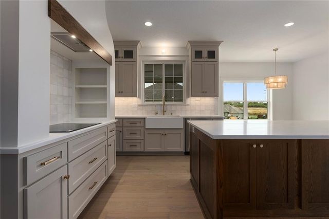 5695 Thousand Oaks Drive, Parkville, MO 64152
