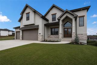 5695 Thousand Oaks Drive, Parkville, MO 64152