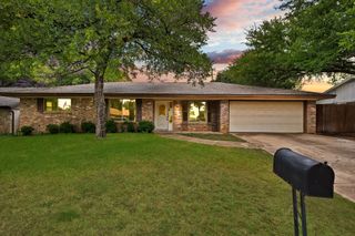 216 Shady Lake Drive, Hurst, TX 76054