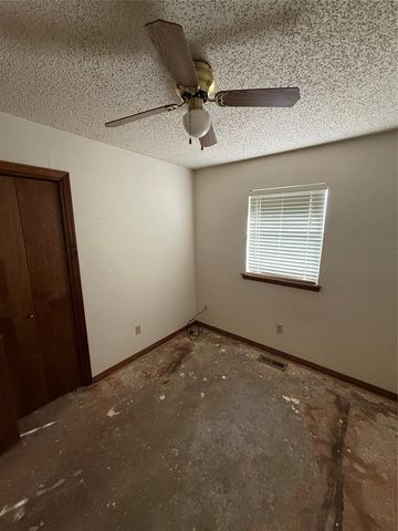 1720 SE 7th Street, Moore, OK 73160