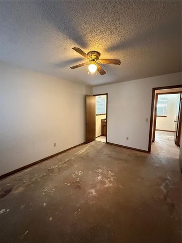 1720 SE 7th Street, Moore, OK 73160