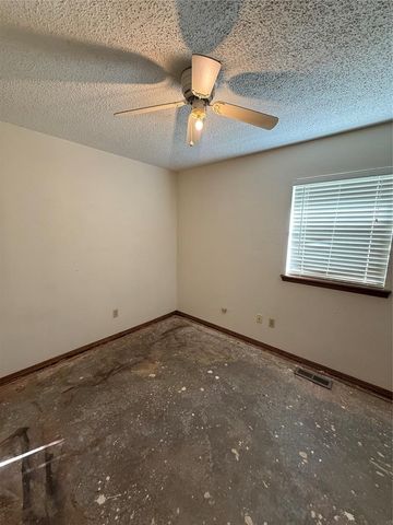 1720 SE 7th Street, Moore, OK 73160