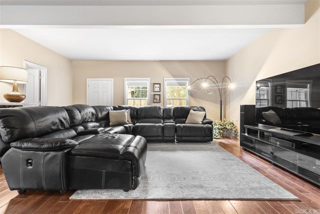 21 Edgewater Court, Jacksonville, AR 72076