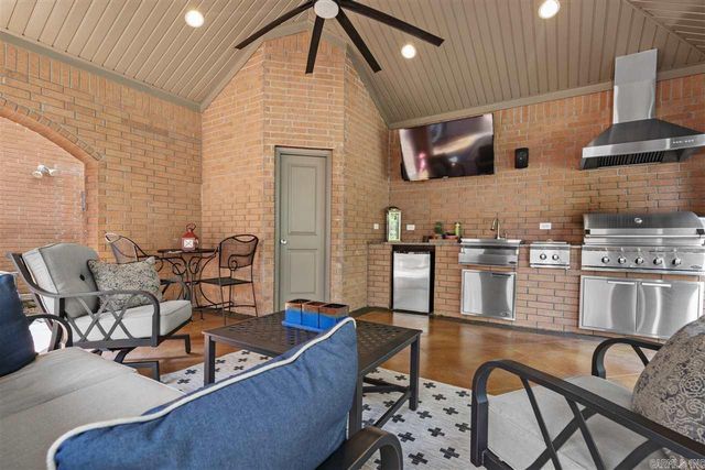 21 Edgewater Court, Jacksonville, AR 72076