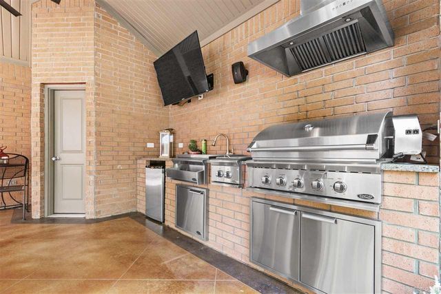 21 Edgewater Court, Jacksonville, AR 72076