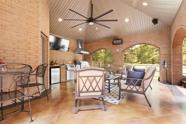 21 Edgewater Court, Jacksonville, AR 72076