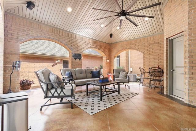 21 Edgewater Court, Jacksonville, AR 72076