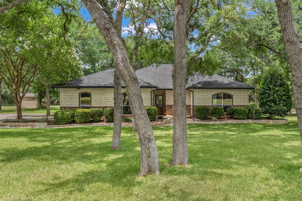 574 Rose LN, Salado, TX 76571