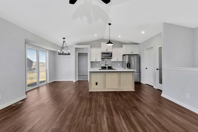 707 W Country Lakes Pl, Haysville, KS 67060