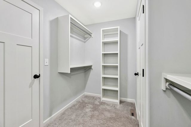 707 W Country Lakes Pl, Haysville, KS 67060