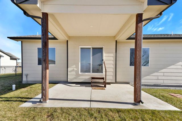 707 W Country Lakes Pl, Haysville, KS 67060