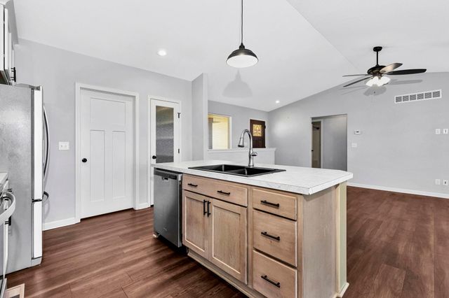 707 W Country Lakes Pl, Haysville, KS 67060