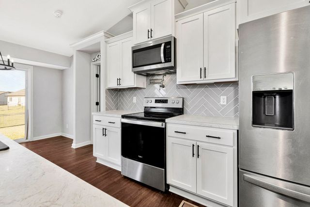 707 W Country Lakes Pl, Haysville, KS 67060