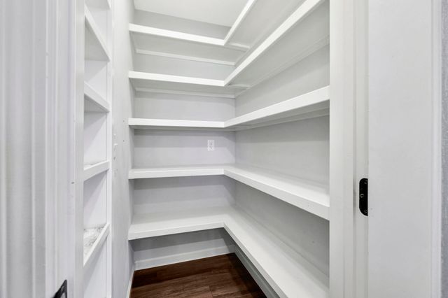 707 W Country Lakes Pl, Haysville, KS 67060