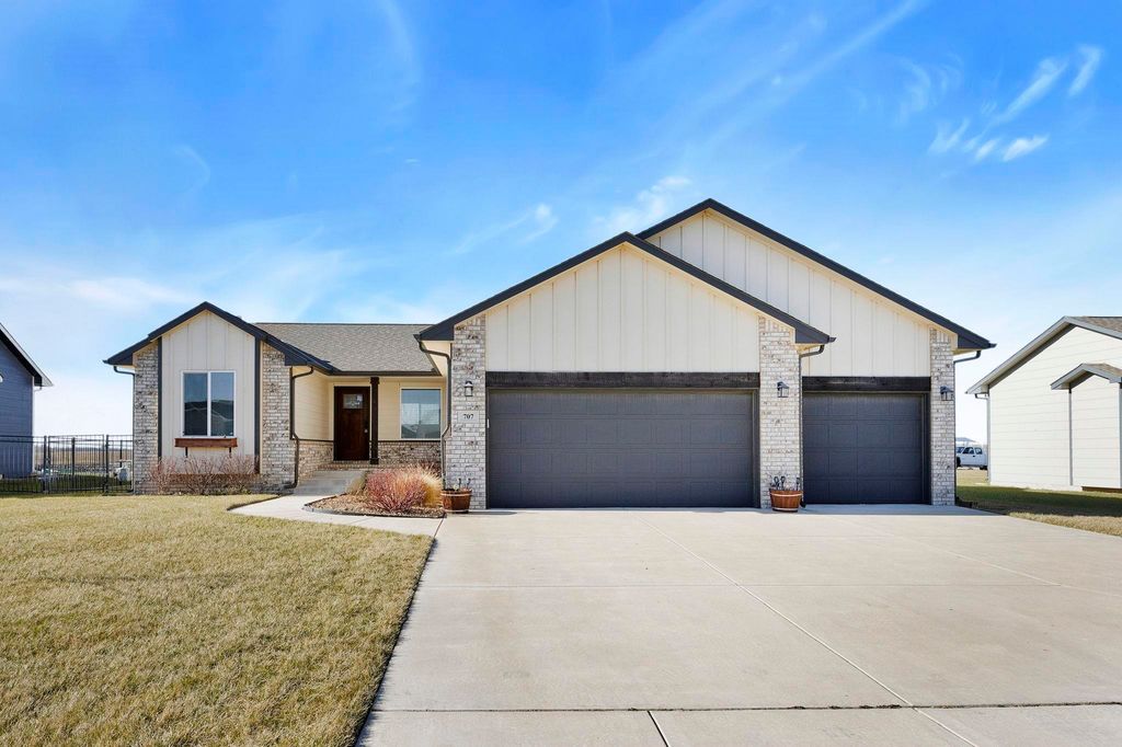 707 W Country Lakes Pl, Haysville, KS 67060