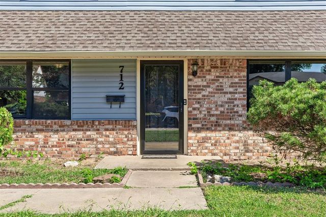 712 Penn Lane, Moore, OK 73160