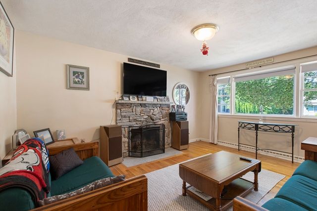 3 Parliament Dr, Franklin, MA 02038