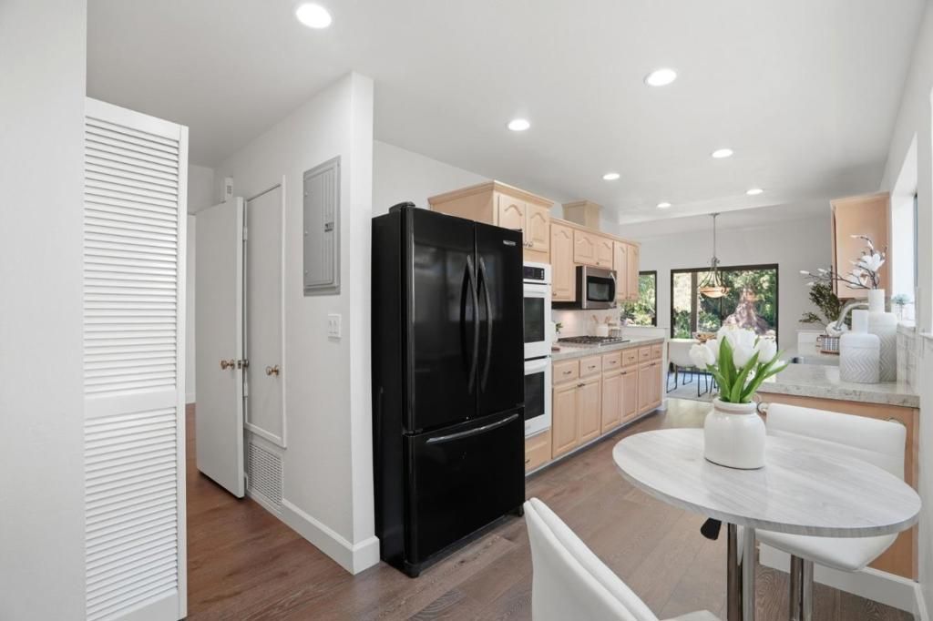 Image 11 of property listing at 50 Horgan Avenue 47, Redwood City, CA 94061