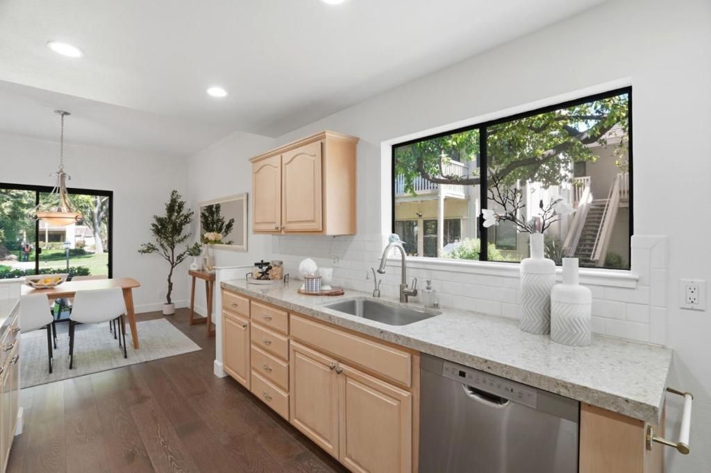 Image 6 of property listing at 50 Horgan Avenue 47, Redwood City, CA 94061