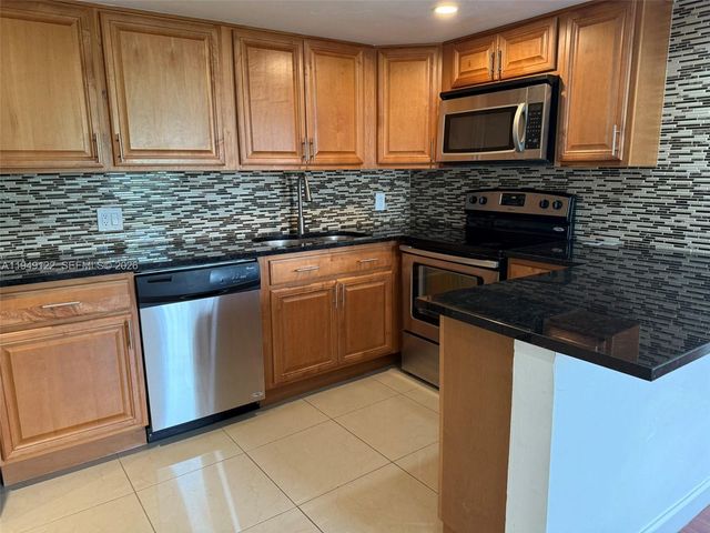 3860 NE 170th St 412, North Miami Beach, FL 33160