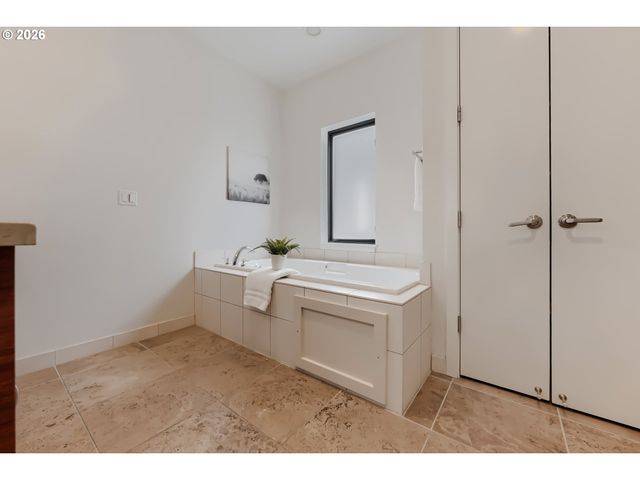 1616 Nw RIVERSCAPE St, Portland, OR 97209