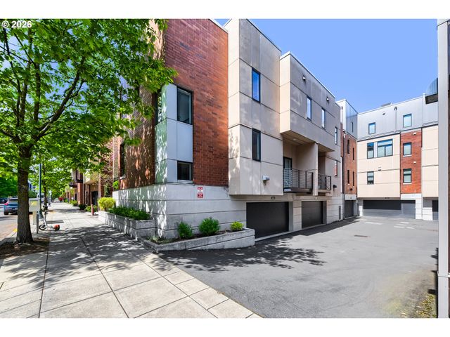 1616 Nw RIVERSCAPE St, Portland, OR 97209