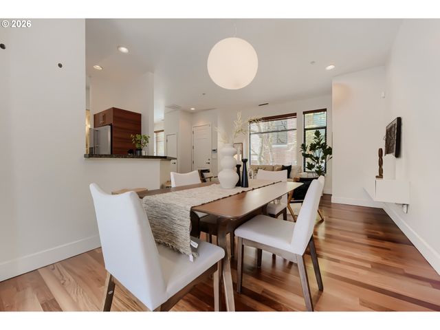 1616 Nw RIVERSCAPE St, Portland, OR 97209