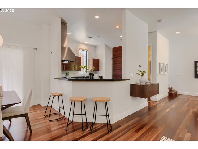 1616 Nw RIVERSCAPE St, Portland, OR 97209