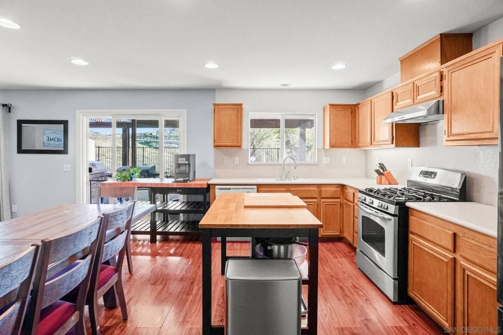 Image 6 of property listing at 5031 Cimarron Way, San Diego, CA 92154