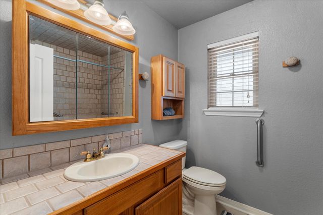 424 Lagoon Drive, Gun Barrel City, TX 75156