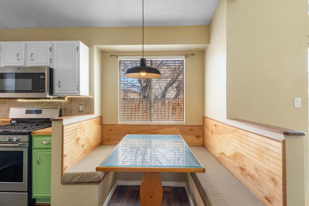 Image 10 of property listing at 7704 Juneberry Street NW, Albuquerque, NM 87120