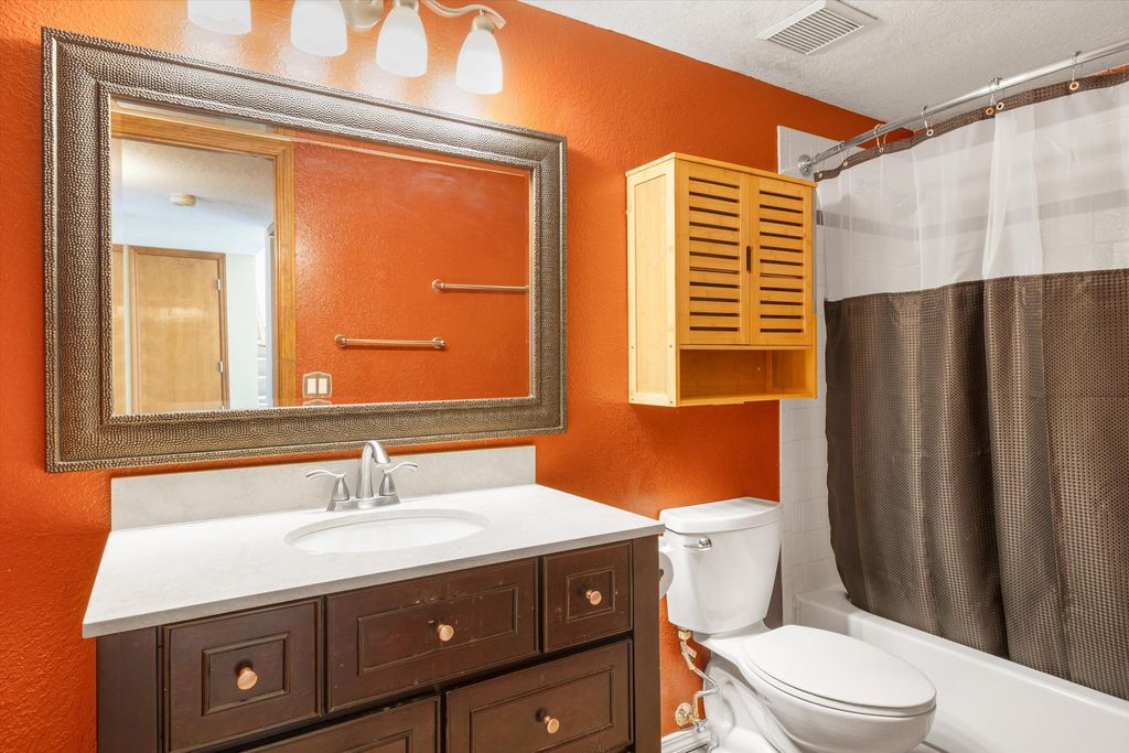 Image 14 of property listing at 7704 Juneberry Street NW, Albuquerque, NM 87120