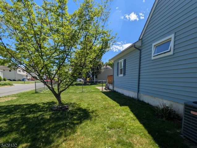 19 Kathryn St, Clark Twp., NJ 07066