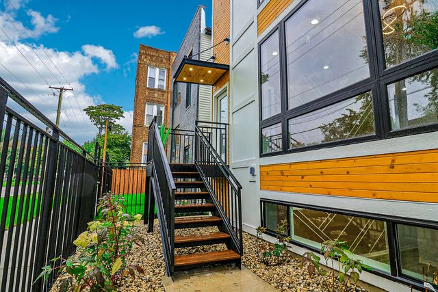 3804 W Ohio Street, Chicago, IL 60624