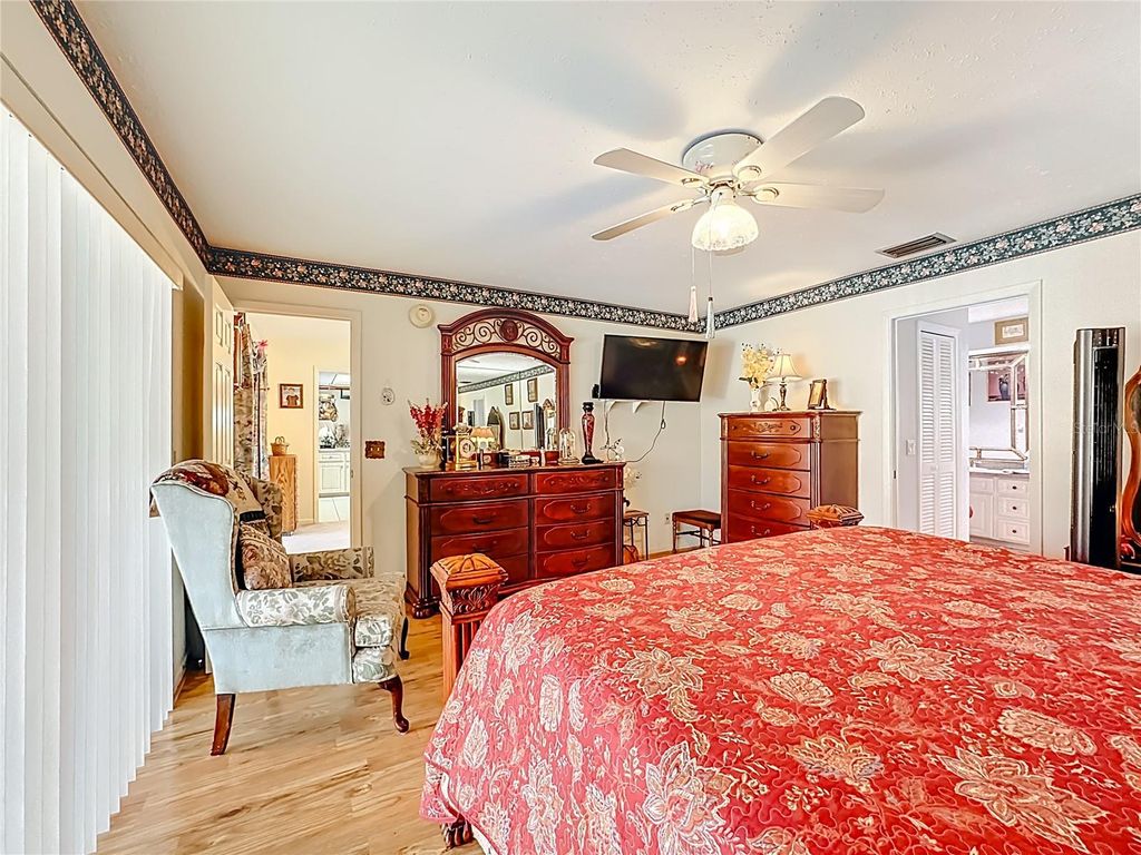 Image 37 of property listing at 1822 LAUREL OAK DRIVE, Valrico, FL 33596