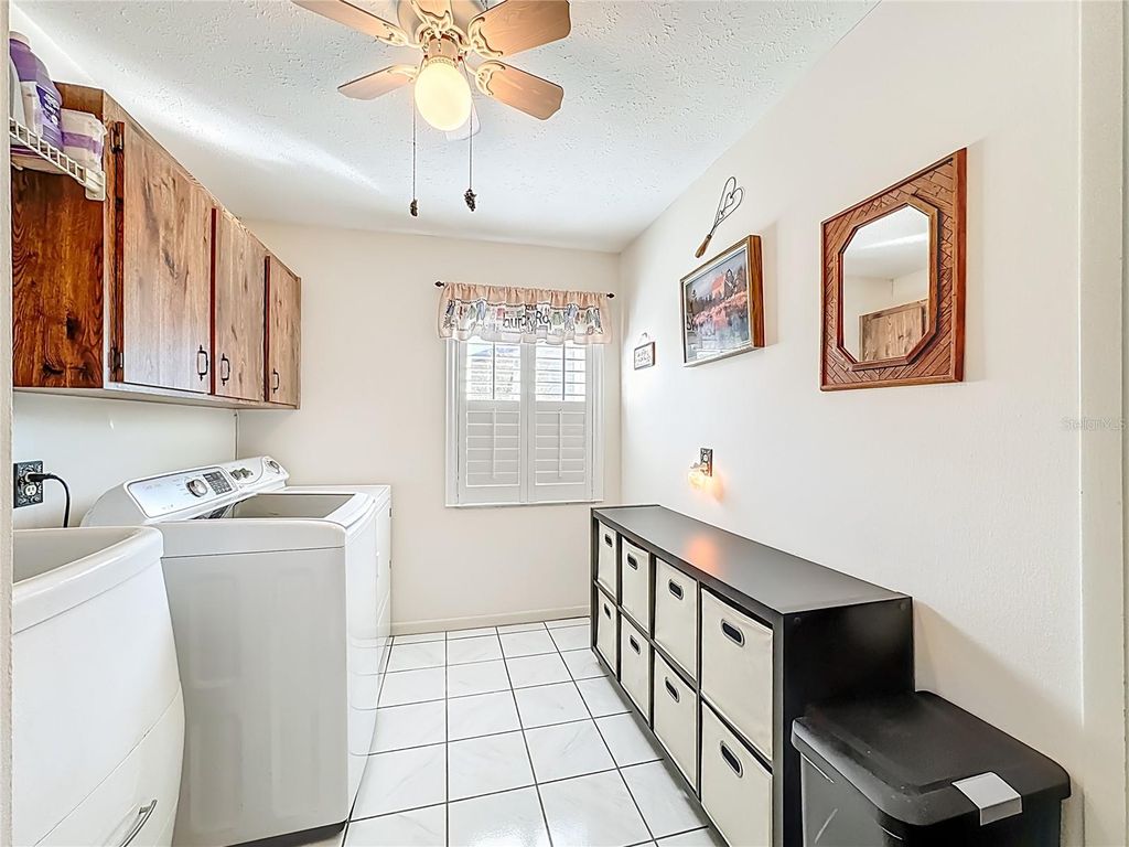 Image 43 of property listing at 1822 LAUREL OAK DRIVE, Valrico, FL 33596